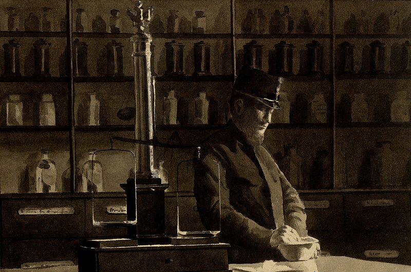 Schwarz-weißes Foto von Person mit Mantel und Hut neben einer Waage. Sie mischt etwas in einem Mörser, im Hintergrund Behälter auf einem Regal gereiht.