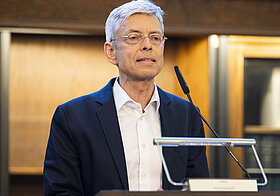 Bernhard_Fetz.jpg Person an Rednerpult.