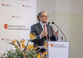 14_okamoto_schallenberg.jpg Person spricht in Mikro auf Bühne.