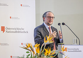 15_okamoto_schallenberg.jpg Person spricht in Mikro auf Bühne.