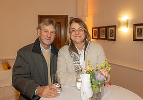 08_fleischer.jpg Zwei Menschen posieren für ein Foto.