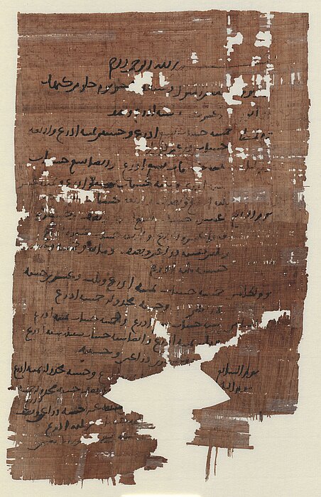 Länglicher Papyrus mit Löchern.