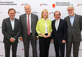 Alexander_Wrabetz_Karl_Sevelda_Johanna_Rachinger_Peter_Haubner_Heimo_Hackl.jpg Fünf Personen posieren vor Logowand.