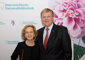21_wolf_wolf-höbart.jpg Zwei Personen posieren für ein Foto.