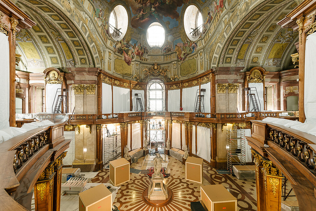 Prunksaal_August.22-051.jpg Prunksaal mit verhüllten Statuen und Werkzeug aus der Vogelperspektive.