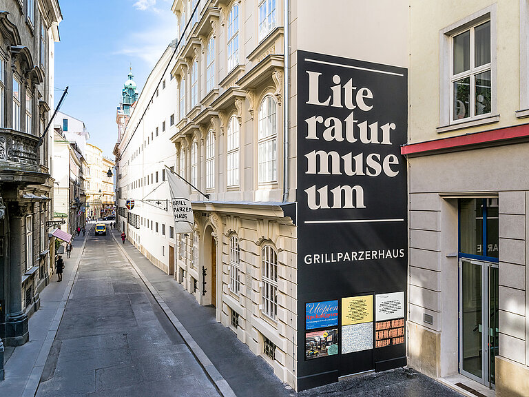 Grillparzerhaus Straße mit Gebäuden, auf dem rechten Haus steht "Literaturmuseum"