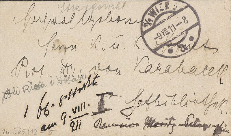 Vergilbtes Papier mit einigen handschriftlichen Wörtern darauf sowie einem Stempel.