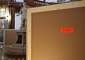 IMG_6474.JPG Große Holzkiste mit Beschriftung "Nicht Verschieben!"