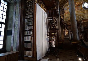 P1001279.JPG Ein Bücherregal mit weißem Papier abgedeckt