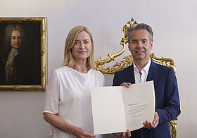 MichaelGarschall_JohannaRachinger.jpg Zwei Menschen posieren mit einer Urkunde für ein Foto.