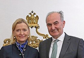 Johann_Marihart.jpg Zwei Personen in eleganter Kleidung halten ein Dokument.
