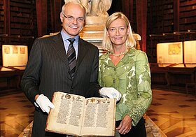 Karl_Stoss_Johanna_Rachinger.jpg Zwei Personen posieren lächelnd mit aufgeschlagenem Buch.