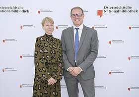 5_corporate_lunch_2023.jpg Zwei Personen posieren vor Logowand.