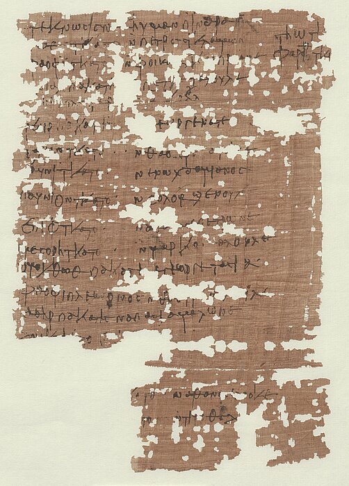 Stark beschädigtes Fragment eines antiken Papyrusdokuments mit griechischer Schrift in schwarzer Tinte. Der Papyrus weist zahlreiche Fehlstellen und Ausbrüche auf, sodass viele Buchstaben und Wörter nur fragmentarisch erhalten sind.