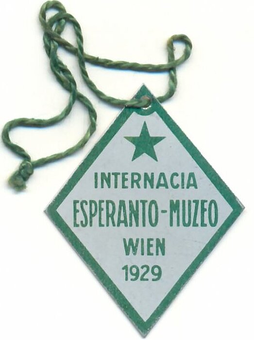 Abzeichen des Internationalen Esperanto-Museums Abzeichen des Internationalen Esperanto-Museums in Wien anlässlich seiner Eingliederung in die Nationalbibliothek. Blech, mit grünem Aufdruck, an grüner Schnur hängend