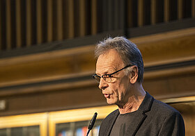 Josef Haslinger.jpg Person an Rednerpult.