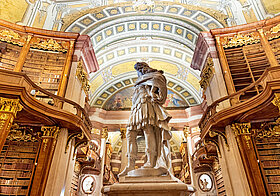 Statue_von_Karl_VI.jpg Statue von Karl VI. im Prunksaal aus der Froschperspektive.