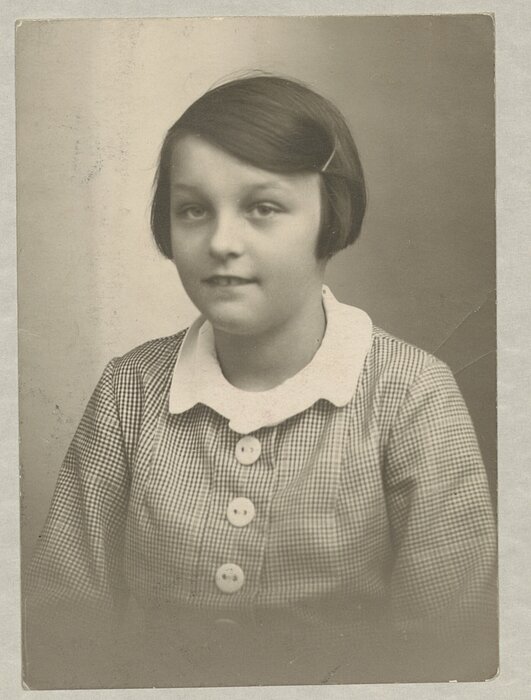 Portrait eines jungen Mädchens mit Pagenkopf, Schwarz-weiß-Foto